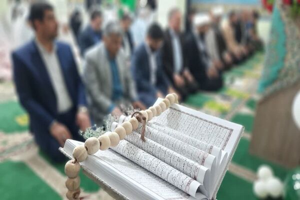 اقامه نماز جماعت در دبیرستان دخترانه حضرت زهرا(س) اهواز