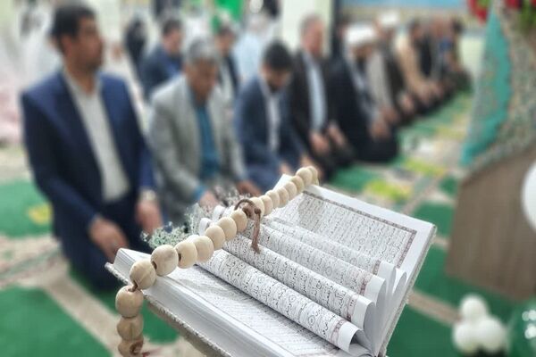 اقامه نماز جماعت در دبیرستان دخترانه حضرت زهرا(س) اهواز