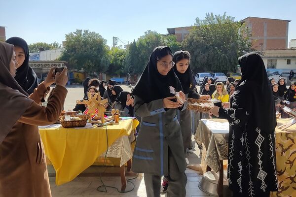 گرامیداشت روز دانش‌آموز در دبیرستان فرزانگان قائمشهر