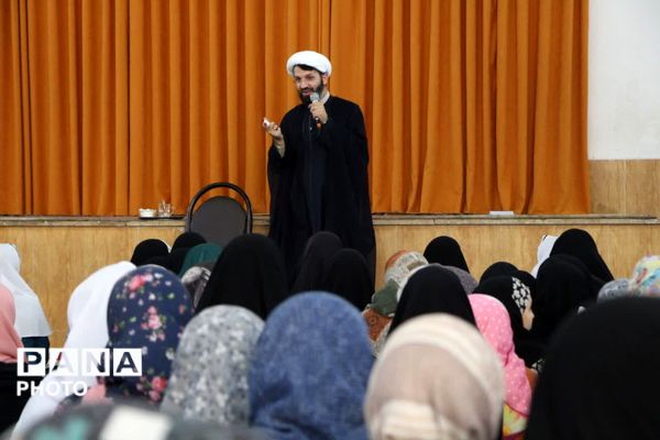 محفل نویسنده کتاب «فرمانده سری» در یزد