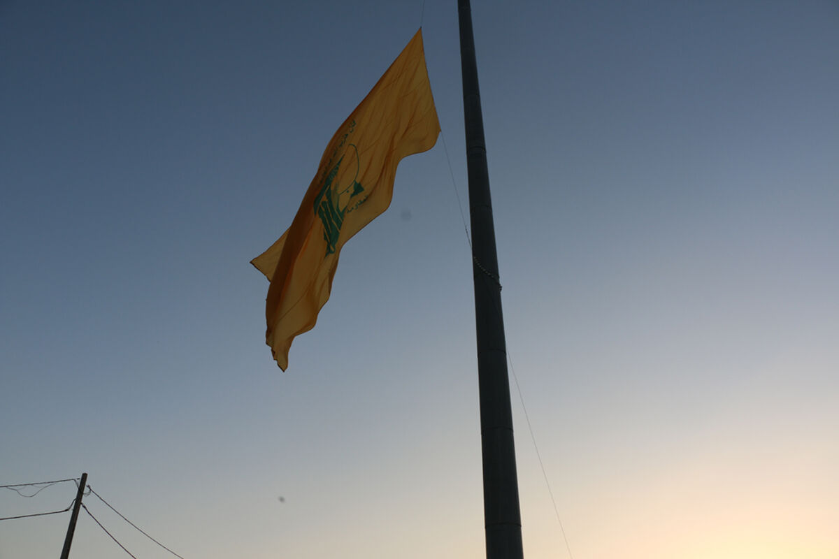 اهتزاز پرچم حزب‌الله لبنان بر بلندترین برج قم
