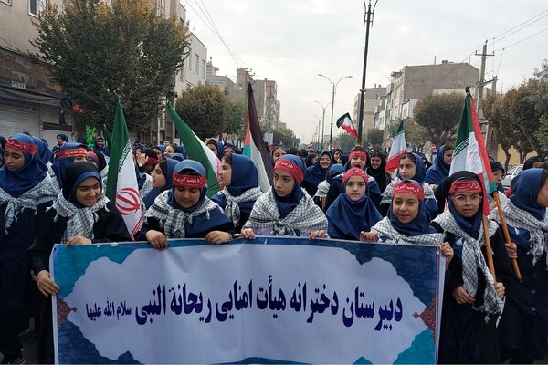 حضور پرشکوه دانش‌آموزان کهریزک و باقرشهر در راهپیمایی ۱۳ آبان