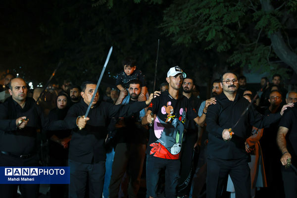 مراسم عزاداری شب تاسوعای حسینی در میدان منیریه تهران