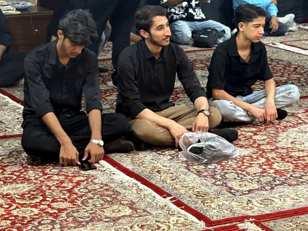 جوانان کاشمری پرچم عزای حسینی را برافراشتند