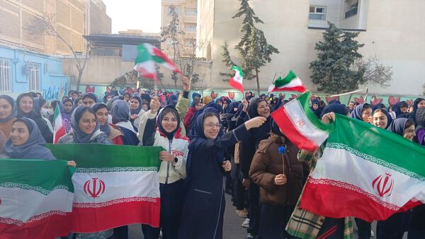 نواختن زنگ انقلاب در دبیرستان شهید محمدکاظم موسوی ناحیه ۲ کرج و شهرستان فردیس 