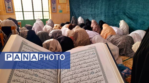 شرکت دانش‌آموزان در نماز جماعت