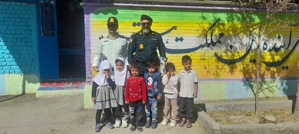 بازدید سبزپوشان نیروی انتظامی با دانش‌آموزان مدرسه ربابه هاشمیان یزدی
