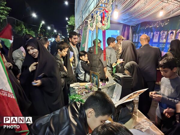 غرفه جهادی آموزش و پرورش ناحیه ۴ تبریز با حضور معلمان فعال علمی و فرهنگی، در میدان ساعت تبریز