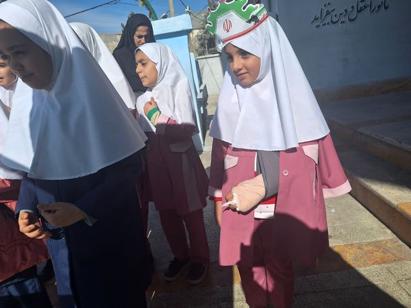 نکوداشت ایام الله دهه مبارک فجر در مدارس آزادواری یک و شهید رجایی یک منطقه پردیس 