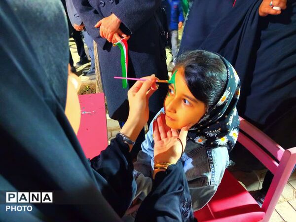 کودکان هم پای والدین در تجمعات شبانه