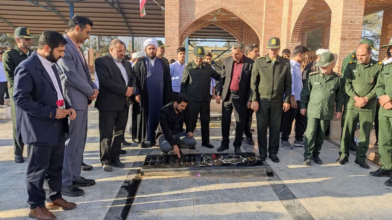 آغاز هفته بسیج دانش‌آموزی با غبارروبی مزار شهدای جوادالائمه توسط مسئولان و دانش‌آموزان بسیجی