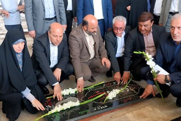 ادای احترام وزیر آموزش‌وپرورش به شهدای انقلاب اسلامی و دفاع مقدس در زنجان