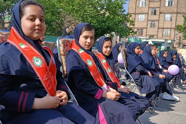 نواختن زنگ سلامت در دبستان حجاب باقرشهر 