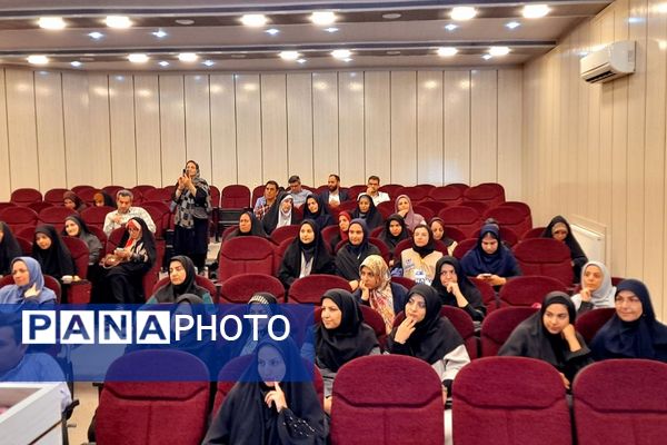 آیین تکریم و تجلیل از ارزیابان و عوامل اجرایی آزمون استخدامی آموزگاری در رودهن