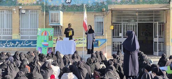 گرامیداشت هفته پدافند غیرعامل در مدرسه زنده جانی شهرستان کاشمر 