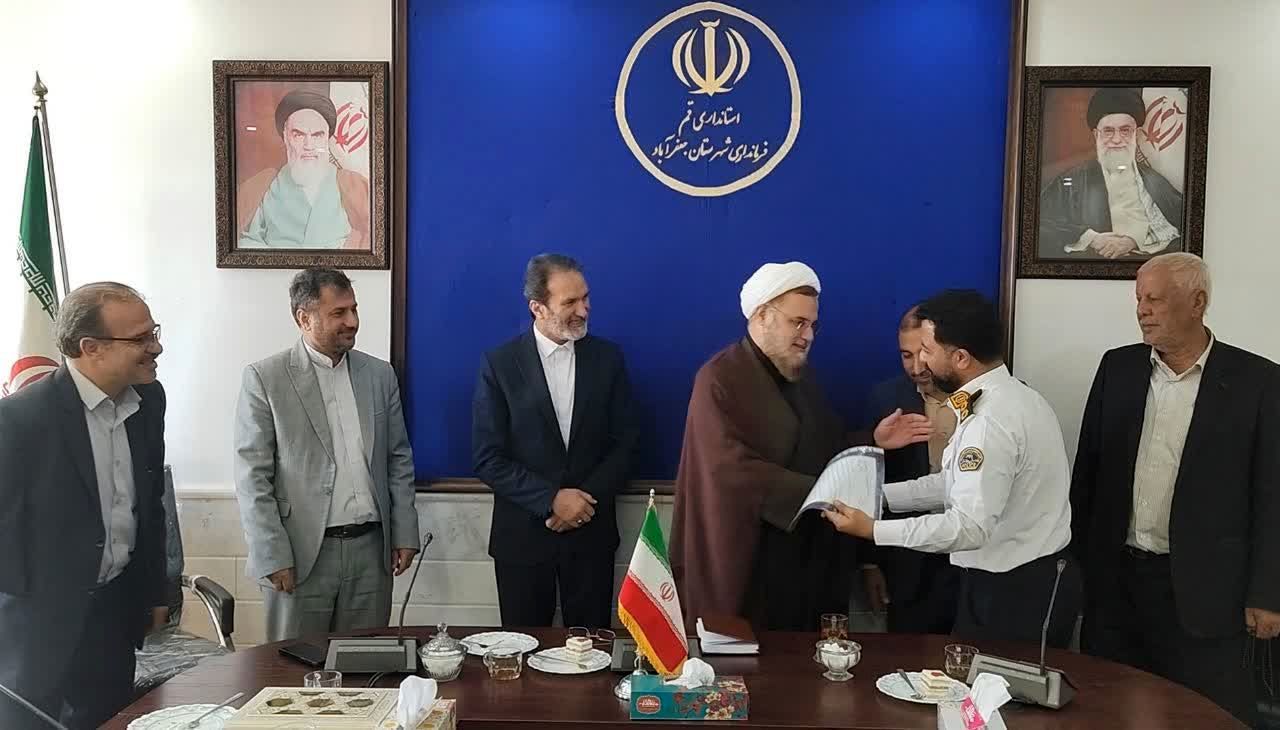 آیین تجلیل از  کارکنان نیروی انتظامی جعفرآباد قم

