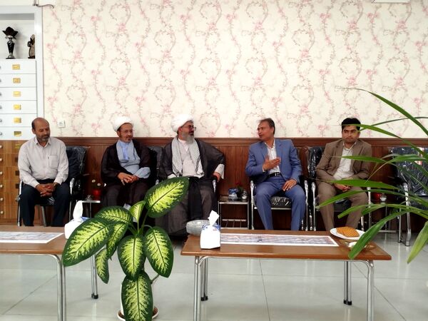 بازدید مدیر آموزش و پرورش و امام جمعه کاشمر از دبیرستان امام خمینی (ره) کاشمر 