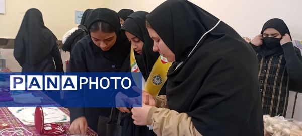 بازارچه کسب و کار دانش آموزی در دبیرستان مادر مهربان خلیل آباد