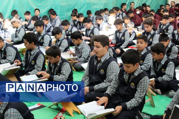 محفل انس با قرآن با حضور دانش‌آموزان سمنانی