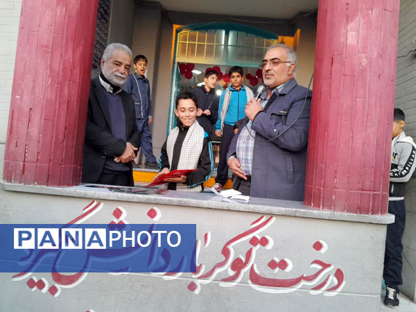 تقدیر دانش‌آموزان یک مدرسه در قم از پدر شهید کریمی