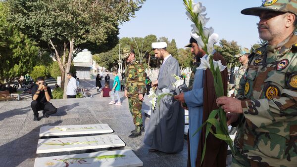 مراسم اولین سالگرد شهادت  سید حسن نصرالله، شهید حاج عباس نیلفروشان و سید هاشم صفی الدین در گلستان شهدا اصفهان 