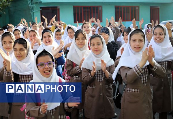 صبحگاهی غرق در علم و شادمانی در آموزشگاه جمهوری اسلامی ناحیه یک شهرستان بهارستان 