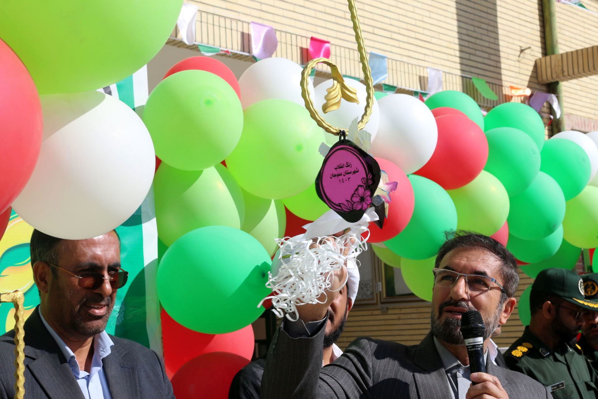 نواختن زنگ انقلاب در شهرستان منوجان