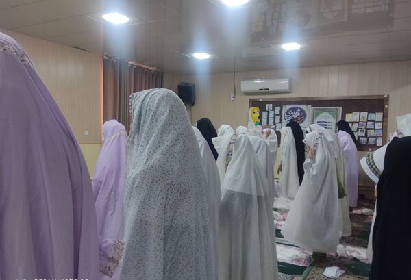 نماز جماعت ظهر و عصر به امامت امام جمعه حاجی‌‌آباد