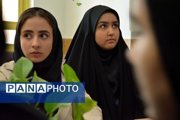 برای اولین‌بار برگزاری کافه ۵۷ در دبیرستان‌ نمونه دولتی ولایت بهارستان‌دو