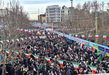 روایت نوجوانان از ۲۲ بهمن؛ وقتی آینده، شانه‌به‌شانه تاریخ قدم زد