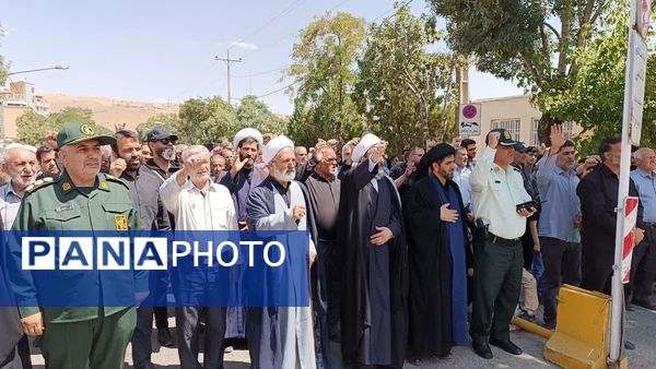 تقدیر از خانواده شهید اسلامی در سالروز اقامه اولین نماز جمعه پس از انقلاب