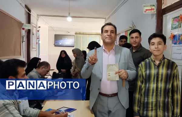 حضور پرشور مردم لرستان پای‌صندوق‌های رأی‌گیری