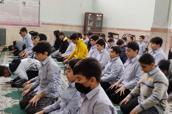 گفت‌وگوی آموزشی پس از اقامه نماز جماعت در دبیرستان شهید چمران