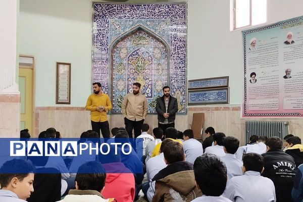گفت‌وگوی آموزشی پس از اقامه نماز جماعت در دبیرستان شهید چمران