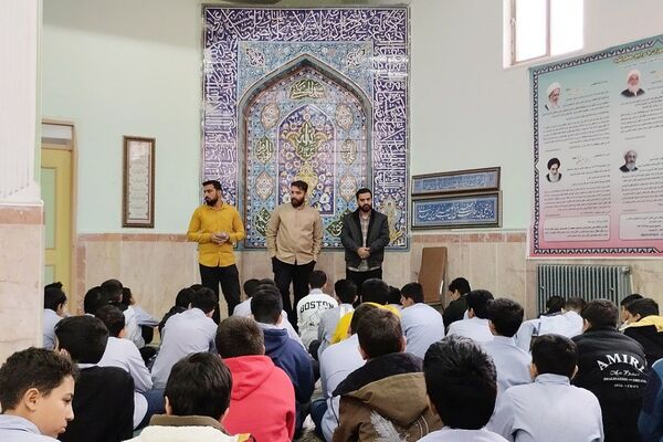 گفت‌وگوی آموزشی پس از اقامه نماز جماعت در دبیرستان شهید چمران