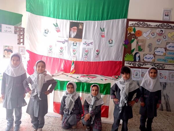 گرامیداشت حماسه ۹ دی ماه در دبستان دخترانه نرجس یک 