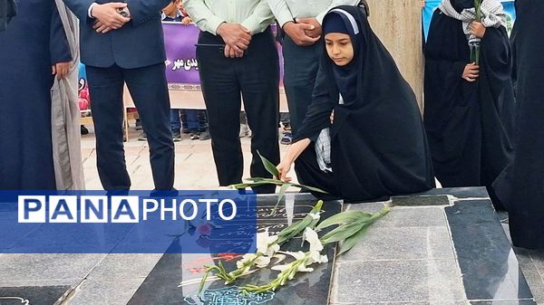 غبار روبی مزار شهدا در قوچان 