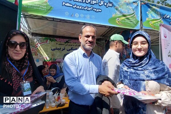 تقدیر از دانش‌آموزان برگزیده پویش‌های کانون نیایش منطقه ۶ در آیین افتتاحیه پایگاه‌های تابستانی