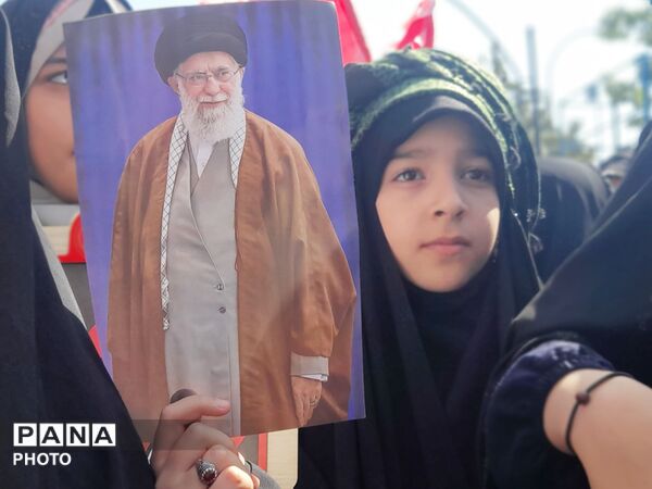حماسه سرود 1000نفری دانش‌آموزان ناحیه ۴ کرج در بزرگداشت رهبر شهید