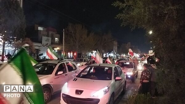 رژه ماشینی عاشقان وطن با خودرو های خود در بلوار فضل نیشابور 