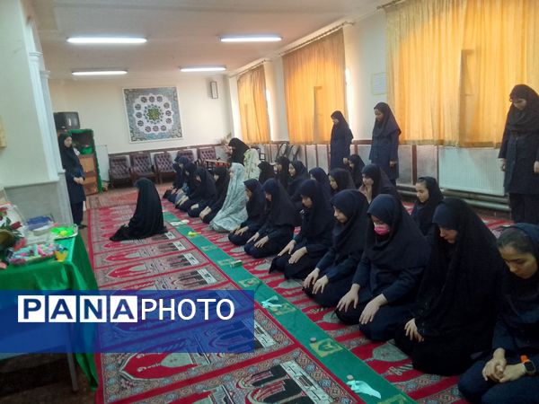 نماز جماعت رنگین در مدرسه‌ مدرس تبریز