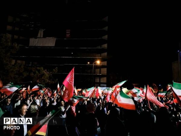 اشک‌های میناب در آغوش تهران؛ خانواده شهدا در میدان طهرانی‌مقدم
