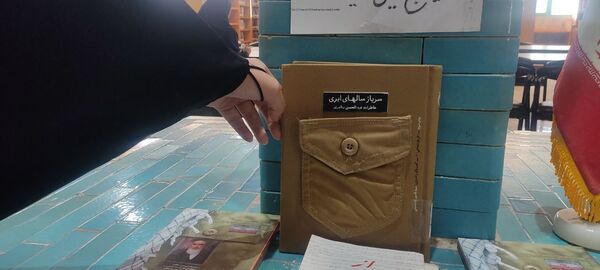 بازدید دانش‌آموزان دبیرستان امام حسین‌(ع) دوره دوم از کتابخانه عمومی شهر