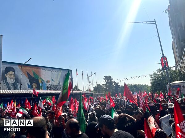 وداع  و تشییع تاریخی مردم با رهبر شهید