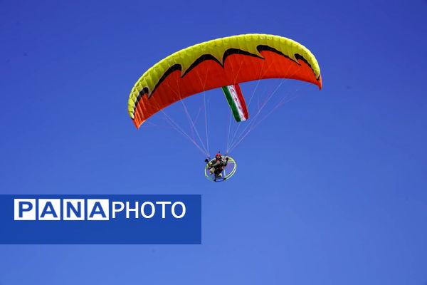 بازدید مدیرکل آموزش و پرورش از غرفه اداره‌کل نوسازی مدارس استان اصفهان در راهپیمایی 22 بهمن