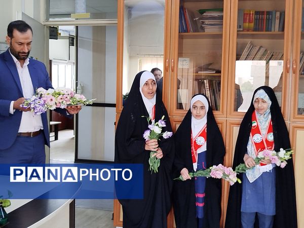 اهدای گل به کارکنان اداره‌کل آموزش و پرورش شهرستان‌های تهران به‌مناسبت بزرگداشت روز معلم 