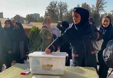 جشن عاطفه‌ها در مدرسه شهید تیمسار فلاحی ناحیه 1 کرج  برگزار شد