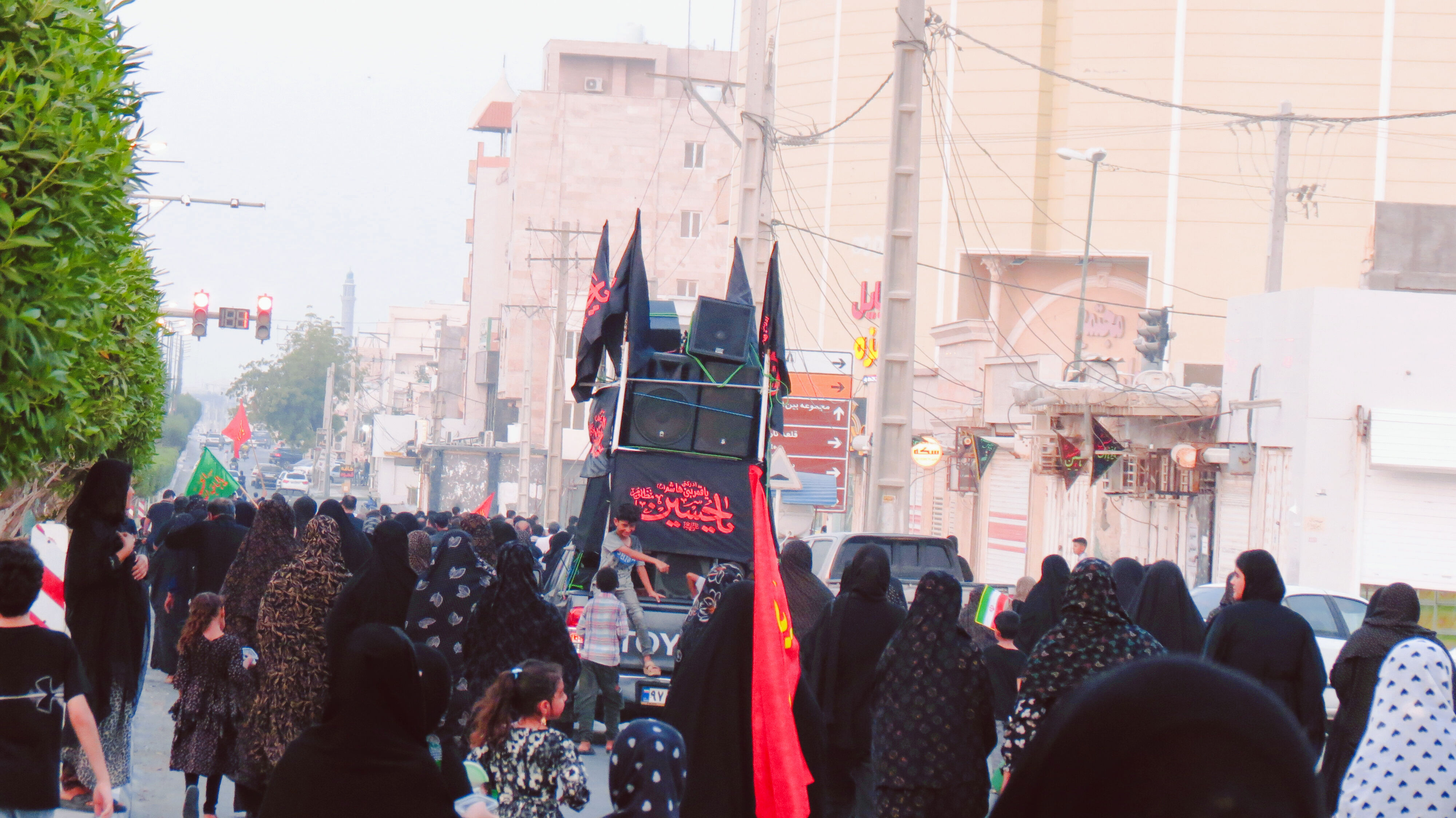 جاماندگان اربعین در بندرخمیر، شور حسینی را به خیابان‌ها آوردند