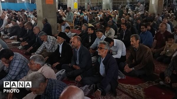 از پیر تا کودک در نماز جمعه نیشابور حضور دارند-۲