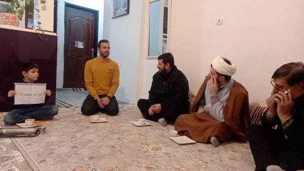 دیدار امام جماعت مسجد پنج تن آل عبا با خانواده مدافع حرم «مصطفی علیزاده»